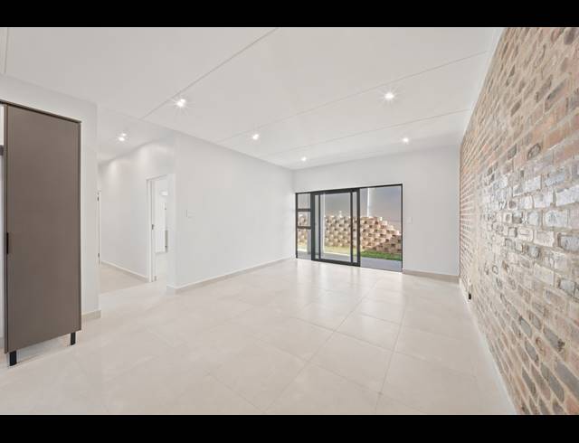3 BEDROOM APARTMENT FOR SALE IN BRYANSTON